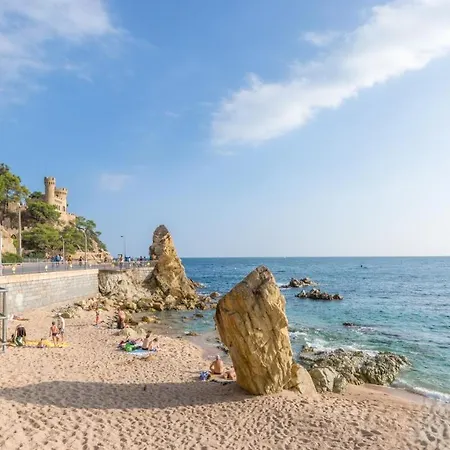 Sleeps 4 With Pool Air Con And Wifi Apartment Lloret de Mar