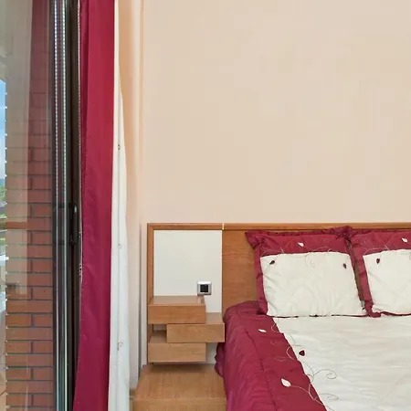 Apartment Sleeps 4 With Pool Air Con And Wifi